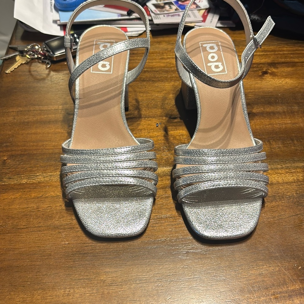 Pop sandals